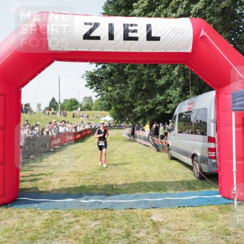 21.06.2025 - 27. Vierlanden-Triathlon MichiJ http://msf.ph/oto/8015823 15.06.2026 11:32:25 Ziel 523 meine-sportfotos.de
