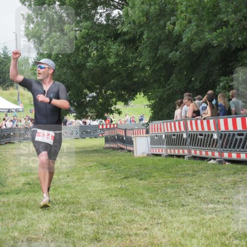 21.06.2025 - 27. Vierlanden-Triathlon KatJ http://msf.ph/oto/8015841 15.06.2025 13:13:49 Ziel 134 meine-sportfotos.de