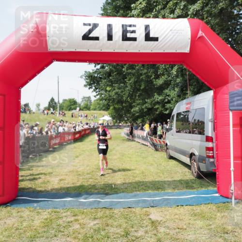 21.06.2025 - 27. Vierlanden-Triathlon MichiJ http://msf.ph/oto/8015876 15.06.2026 11:32:26 Ziel 523 meine-sportfotos.de