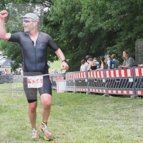 21.06.2025 - 27. Vierlanden-Triathlon KatJ http://msf.ph/oto/8015930 15.06.2025 13:13:50 Ziel 134 meine-sportfotos.de