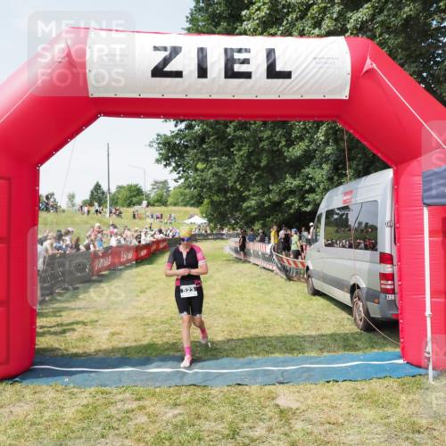 21.06.2025 - 27. Vierlanden-Triathlon MichiJ http://msf.ph/oto/8015934 15.06.2026 11:32:26 Ziel 523 meine-sportfotos.de