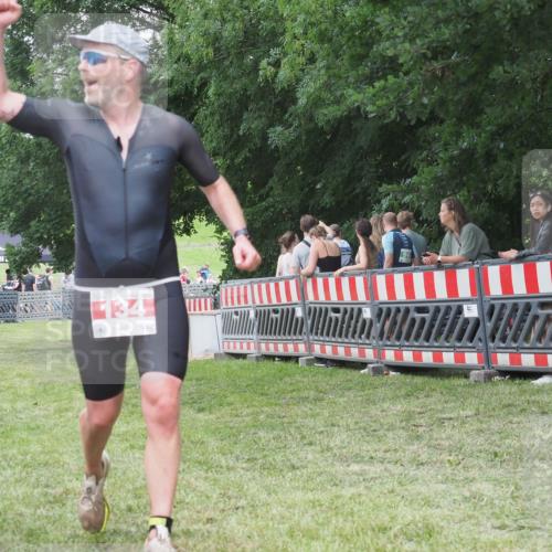 21.06.2025 - 27. Vierlanden-Triathlon KatJ http://msf.ph/oto/8015943 15.06.2025 13:13:50 Ziel 134 meine-sportfotos.de