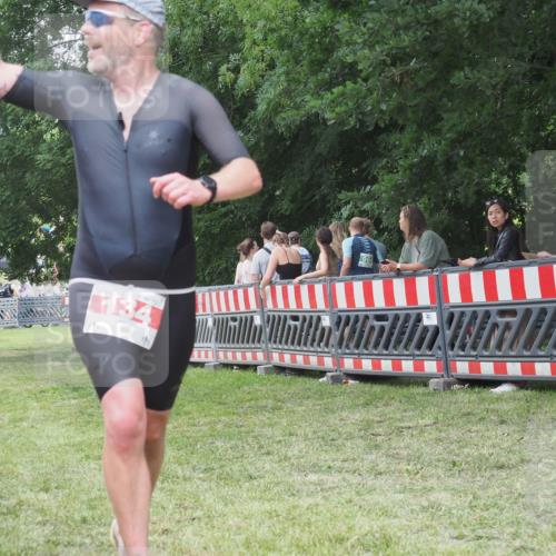 21.06.2025 - 27. Vierlanden-Triathlon KatJ http://msf.ph/oto/8015977 15.06.2025 13:13:50 Ziel 134 meine-sportfotos.de
