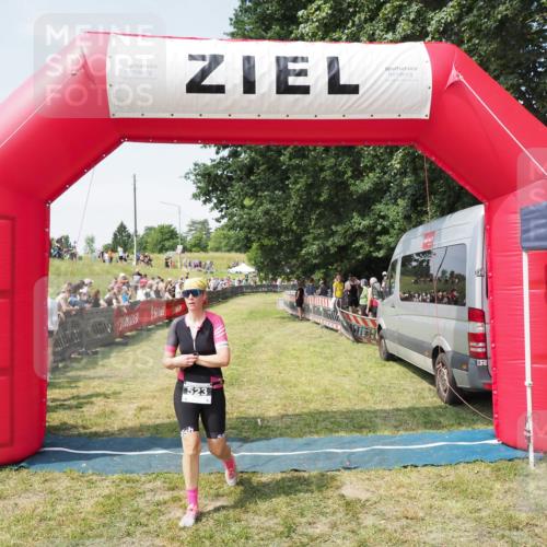 21.06.2025 - 27. Vierlanden-Triathlon MichiJ http://msf.ph/oto/8016015 15.06.2026 11:32:27 Ziel 523 meine-sportfotos.de