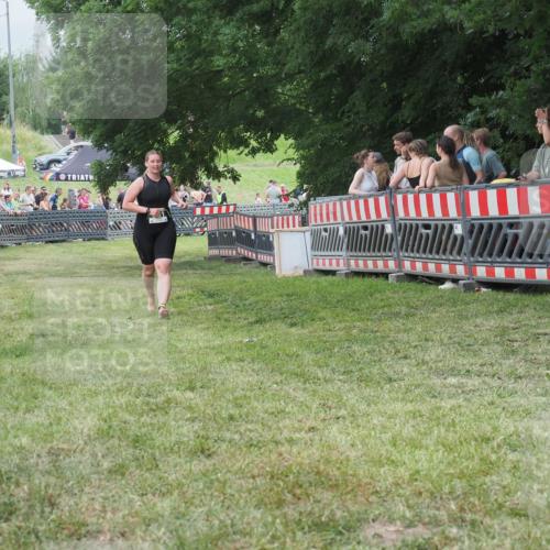 21.06.2025 - 27. Vierlanden-Triathlon KatJ http://msf.ph/oto/8016022 15.06.2025 13:14:17 Ziel 981 meine-sportfotos.de