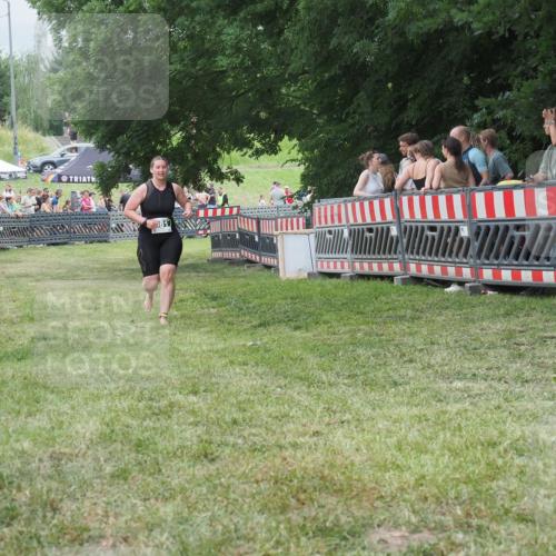 21.06.2025 - 27. Vierlanden-Triathlon KatJ http://msf.ph/oto/8016033 15.06.2025 13:14:18 Ziel 981 meine-sportfotos.de