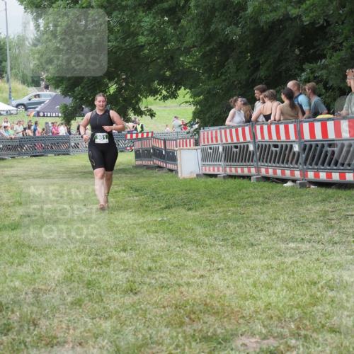 21.06.2025 - 27. Vierlanden-Triathlon KatJ http://msf.ph/oto/8016057 15.06.2025 13:14:18 Ziel 981 meine-sportfotos.de