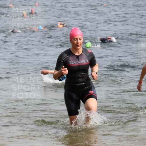 15.06.2025 - 27. Vierlanden-Triathlon Lena Gebhardt http://msf.ph/oto/8016059 15.06.2025 10:15:16 Schwimmen 480, 507, 542, 555, 579, 587, 597, 613, 631, 635 meine-sportfotos.de