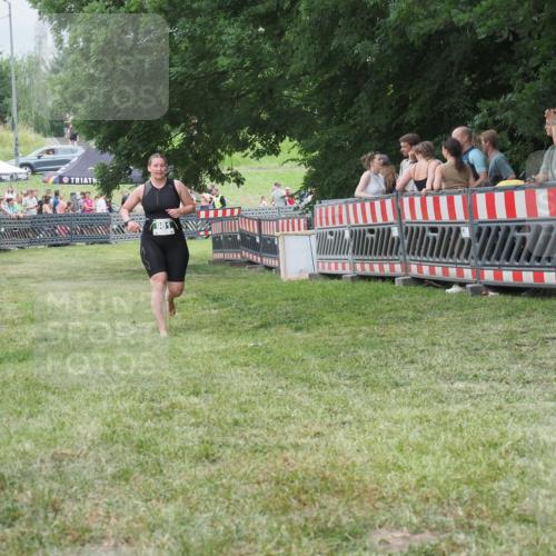 21.06.2025 - 27. Vierlanden-Triathlon KatJ http://msf.ph/oto/8016076 15.06.2025 13:14:18 Ziel 981 meine-sportfotos.de