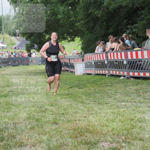 21.06.2025 - 27. Vierlanden-Triathlon KatJ http://msf.ph/oto/8016095 15.06.2025 13:14:19 Ziel 981 meine-sportfotos.de