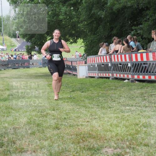 21.06.2025 - 27. Vierlanden-Triathlon KatJ http://msf.ph/oto/8016114 15.06.2025 13:14:19 Ziel 981 meine-sportfotos.de