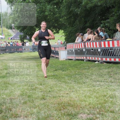 21.06.2025 - 27. Vierlanden-Triathlon KatJ http://msf.ph/oto/8016133 15.06.2025 13:14:19 Ziel 981 meine-sportfotos.de
