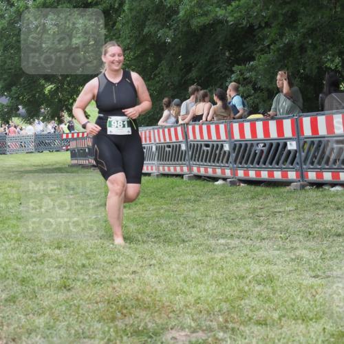 21.06.2025 - 27. Vierlanden-Triathlon KatJ http://msf.ph/oto/8016150 15.06.2025 13:14:20 Ziel 981 meine-sportfotos.de