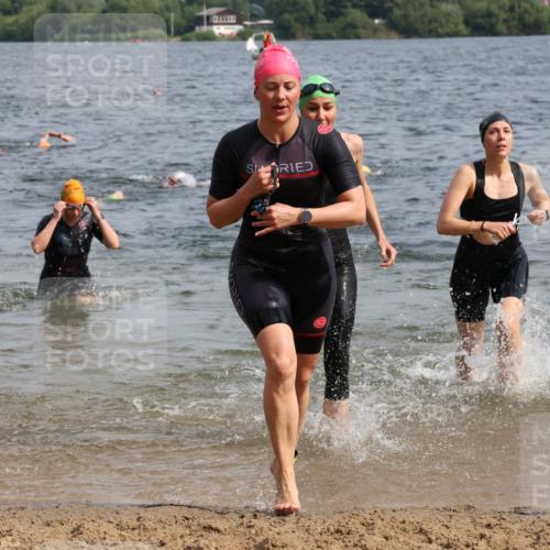 15.06.2025 - 27. Vierlanden-Triathlon Lena Gebhardt http://msf.ph/oto/8016158 15.06.2025 10:15:18 Schwimmen 480, 507, 542, 554, 555, 579, 587, 613, 631, 635 meine-sportfotos.de