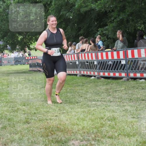 21.06.2025 - 27. Vierlanden-Triathlon KatJ http://msf.ph/oto/8016166 15.06.2025 13:14:20 Ziel 981 meine-sportfotos.de