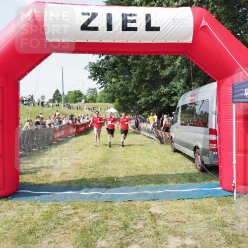 21.06.2025 - 27. Vierlanden-Triathlon MichiJ http://msf.ph/oto/8016176 15.06.2026 11:32:39 Ziel 487, 614 meine-sportfotos.de