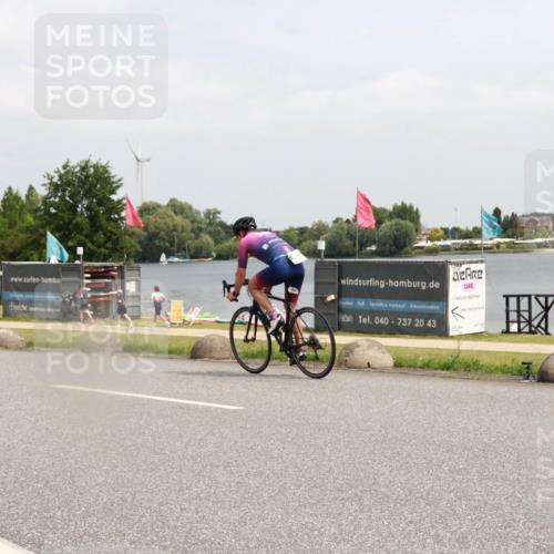 21.06.2025 - 27. Vierlanden-Triathlon H.Heesch http://msf.ph/oto/8016180 15.06.2025 12:04:29 Radfahren 725, 792, 901, 904, 954 meine-sportfotos.de