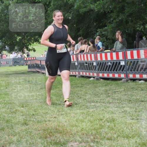 21.06.2025 - 27. Vierlanden-Triathlon KatJ http://msf.ph/oto/8016181 15.06.2025 13:14:21 Ziel 981 meine-sportfotos.de