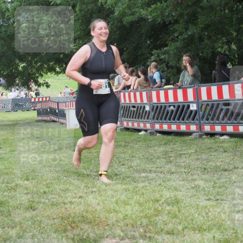 21.06.2025 - 27. Vierlanden-Triathlon KatJ http://msf.ph/oto/8016195 15.06.2025 13:14:21 Ziel 981 meine-sportfotos.de