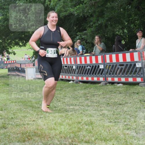 21.06.2025 - 27. Vierlanden-Triathlon KatJ http://msf.ph/oto/8016213 15.06.2025 13:14:21 Ziel 981 meine-sportfotos.de