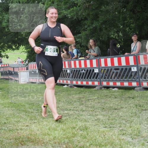 21.06.2025 - 27. Vierlanden-Triathlon KatJ http://msf.ph/oto/8016233 15.06.2025 13:14:21 Ziel 981 meine-sportfotos.de