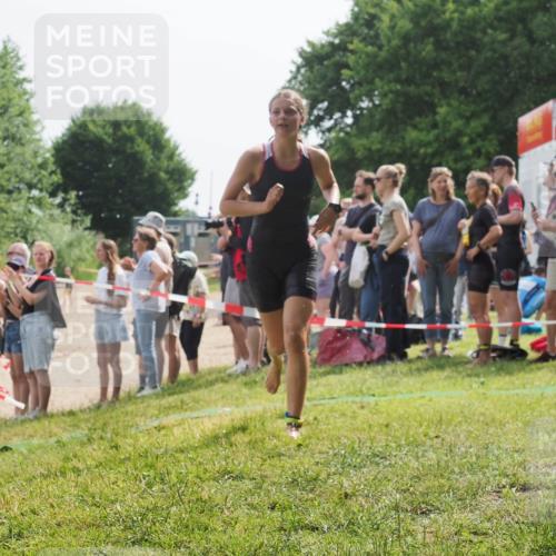 15.06.2025 - 27. Vierlanden-Triathlon KatJ http://msf.ph/oto/8016241 15.06.2025 10:15:54 Schwimmen 483, 505, 564, 577, 590, 630 meine-sportfotos.de