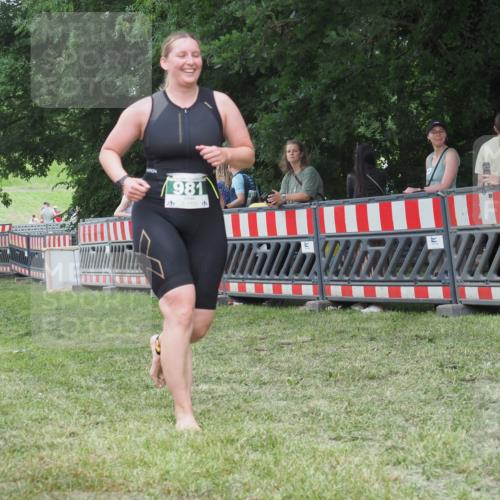 21.06.2025 - 27. Vierlanden-Triathlon KatJ http://msf.ph/oto/8016249 15.06.2025 13:14:21 Ziel 981 meine-sportfotos.de