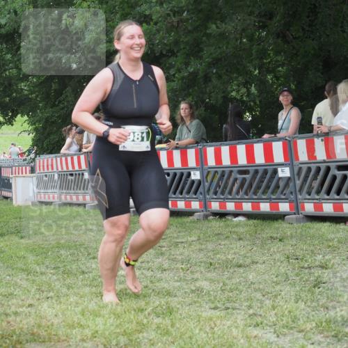 21.06.2025 - 27. Vierlanden-Triathlon KatJ http://msf.ph/oto/8016260 15.06.2025 13:14:21 Ziel 981 meine-sportfotos.de