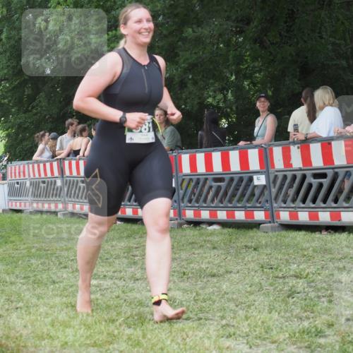 21.06.2025 - 27. Vierlanden-Triathlon KatJ http://msf.ph/oto/8016274 15.06.2025 13:14:21 Ziel 981 meine-sportfotos.de