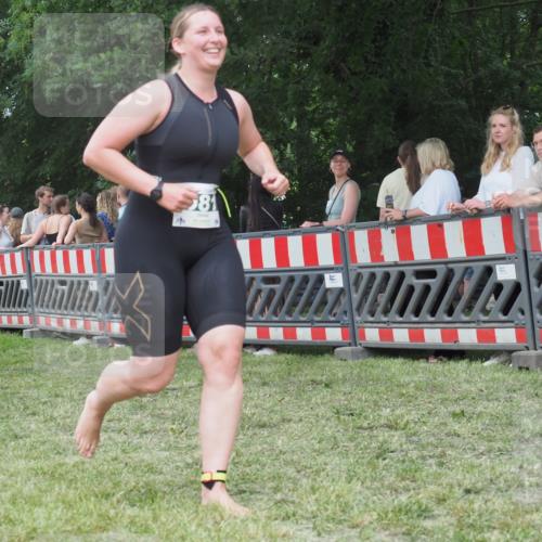 21.06.2025 - 27. Vierlanden-Triathlon KatJ http://msf.ph/oto/8016293 15.06.2025 13:14:21 Ziel 981 meine-sportfotos.de
