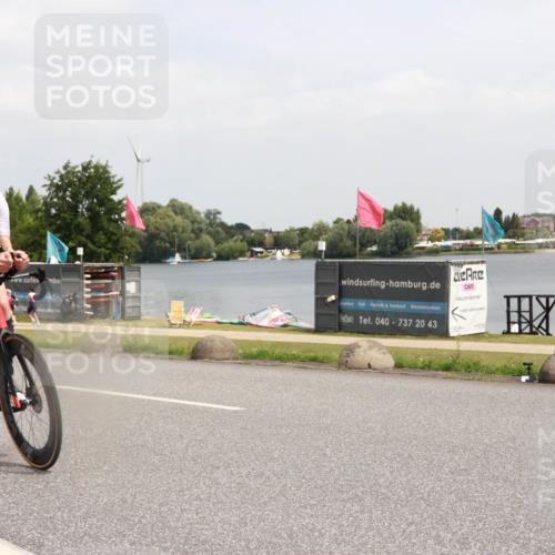 21.06.2025 - 27. Vierlanden-Triathlon H.Heesch http://msf.ph/oto/8016301 15.06.2025 12:04:31 Radfahren 725, 833, 904 meine-sportfotos.de