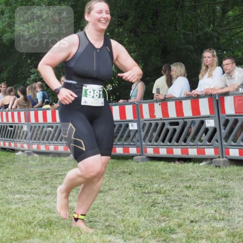 21.06.2025 - 27. Vierlanden-Triathlon KatJ http://msf.ph/oto/8016311 15.06.2025 13:14:22 Ziel 981 meine-sportfotos.de