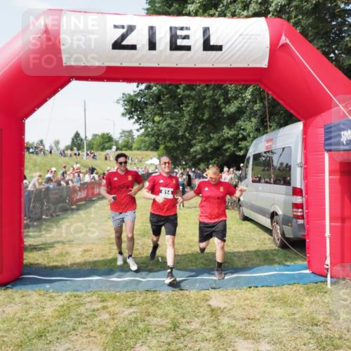 21.06.2025 - 27. Vierlanden-Triathlon MichiJ http://msf.ph/oto/8016313 15.06.2026 11:32:41 Ziel 480, 487, 614 meine-sportfotos.de