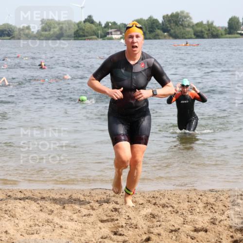 15.06.2025 - 27. Vierlanden-Triathlon Lena Gebhardt http://msf.ph/oto/8016358 15.06.2025 10:15:25 Schwimmen 507, 508, 511, 542, 554, 579, 613, 620, 631 meine-sportfotos.de