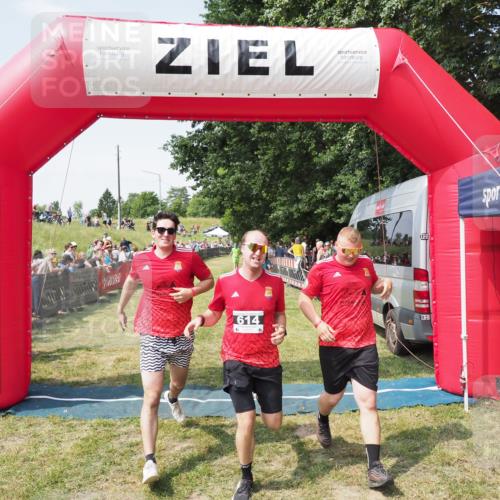21.06.2025 - 27. Vierlanden-Triathlon MichiJ http://msf.ph/oto/8016369 15.06.2026 11:32:42 Ziel 480, 487, 614 meine-sportfotos.de
