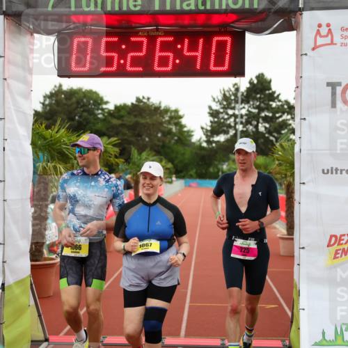 15.06.2025 - 7 Türme Triathlon Michael Strokosch http://msf.ph/oto/8016375 15.06.2025 15:26:39 Ziel 225, 1066, 1067 meine-sportfotos.de