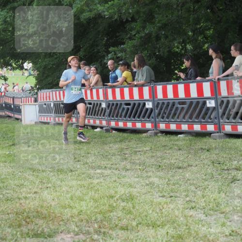 21.06.2025 - 27. Vierlanden-Triathlon KatJ http://msf.ph/oto/8016403 15.06.2025 13:14:55 Ziel 947 meine-sportfotos.de