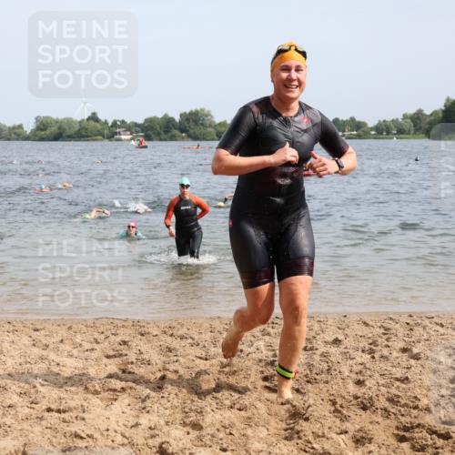 15.06.2025 - 27. Vierlanden-Triathlon Lena Gebhardt http://msf.ph/oto/8016405 15.06.2025 10:15:26 Schwimmen 508, 511, 542, 554, 579, 613, 620, 631 meine-sportfotos.de