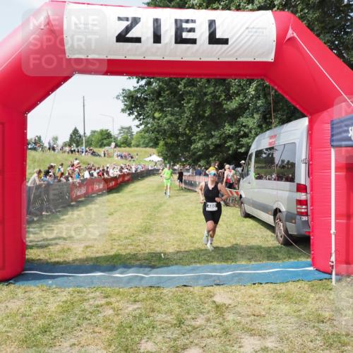 21.06.2025 - 27. Vierlanden-Triathlon MichiJ http://msf.ph/oto/8016410 15.06.2026 11:32:44 Ziel 480, 487, 614 meine-sportfotos.de