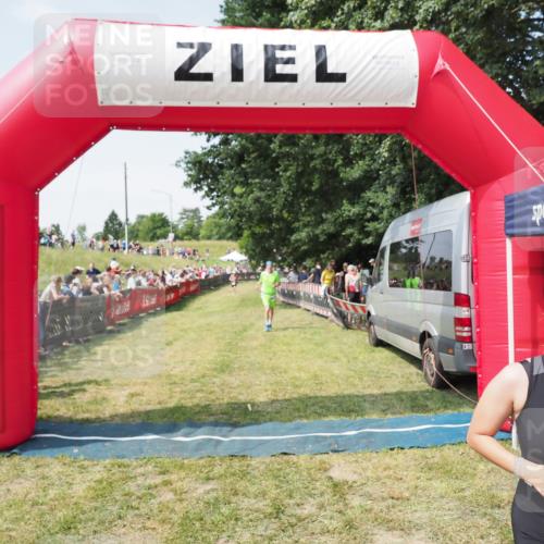 21.06.2025 - 27. Vierlanden-Triathlon MichiJ http://msf.ph/oto/8016428 15.06.2026 11:32:46 Ziel 391, 480, 487, 614 meine-sportfotos.de