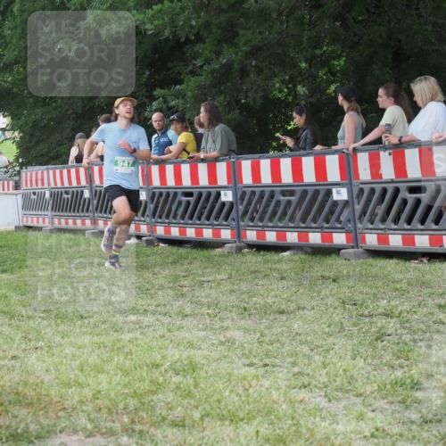 21.06.2025 - 27. Vierlanden-Triathlon KatJ http://msf.ph/oto/8016429 15.06.2025 13:14:56 Ziel 947 meine-sportfotos.de