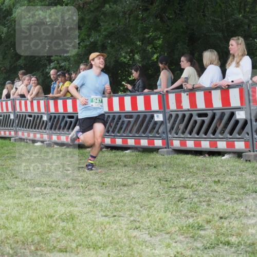 21.06.2025 - 27. Vierlanden-Triathlon KatJ http://msf.ph/oto/8016492 15.06.2025 13:14:56 Ziel 947 meine-sportfotos.de