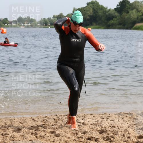 15.06.2025 - 27. Vierlanden-Triathlon Lena Gebhardt http://msf.ph/oto/8016498 15.06.2025 10:15:31 Schwimmen 508, 509, 511, 542, 554, 579, 613, 620, 631 meine-sportfotos.de