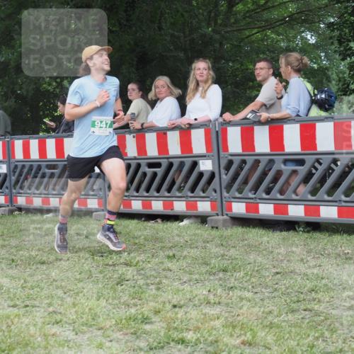21.06.2025 - 27. Vierlanden-Triathlon KatJ http://msf.ph/oto/8016545 15.06.2025 13:14:57 Ziel 947 meine-sportfotos.de