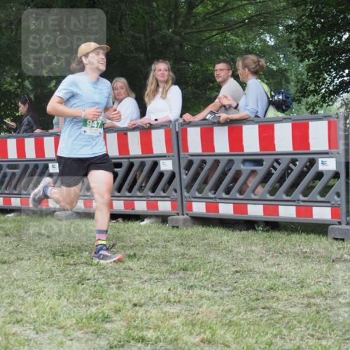 21.06.2025 - 27. Vierlanden-Triathlon KatJ http://msf.ph/oto/8016562 15.06.2025 13:14:57 Ziel 947 meine-sportfotos.de