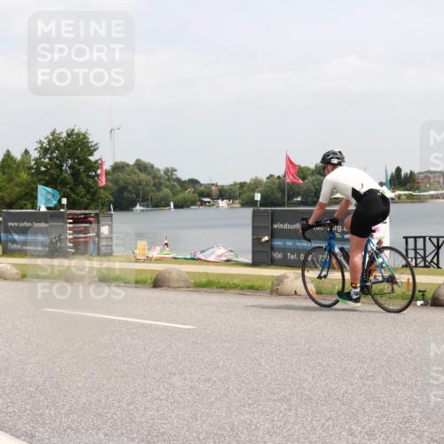 21.06.2025 - 27. Vierlanden-Triathlon H.Heesch http://msf.ph/oto/8016563 15.06.2025 12:04:56 Radfahren 252, 699 meine-sportfotos.de
