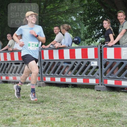 21.06.2025 - 27. Vierlanden-Triathlon KatJ http://msf.ph/oto/8016597 15.06.2025 13:14:57 Ziel 947 meine-sportfotos.de