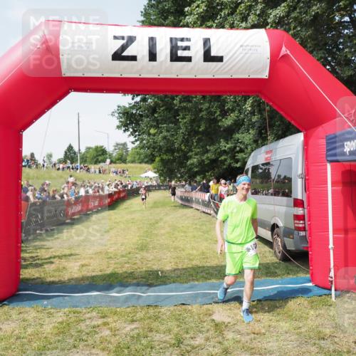 21.06.2025 - 27. Vierlanden-Triathlon MichiJ http://msf.ph/oto/8016618 15.06.2026 11:32:50 Ziel 391, 480, 487 meine-sportfotos.de