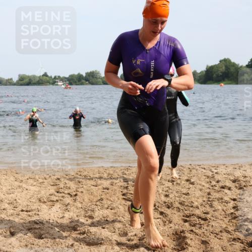 15.06.2025 - 27. Vierlanden-Triathlon Lena Gebhardt http://msf.ph/oto/8016619 15.06.2025 10:15:33 Schwimmen 483, 508, 509, 511, 554, 564, 620, 631 meine-sportfotos.de