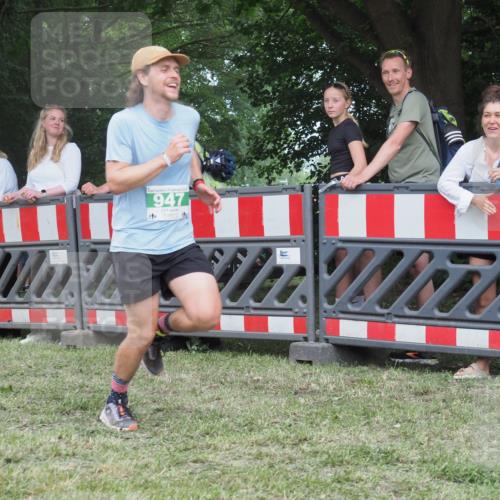 21.06.2025 - 27. Vierlanden-Triathlon KatJ http://msf.ph/oto/8016630 15.06.2025 13:14:57 Ziel 947 meine-sportfotos.de
